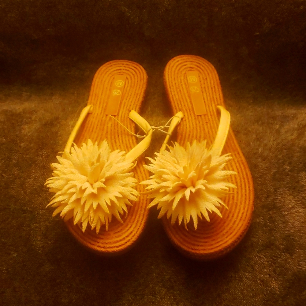 Women's new flip flop sandals size M (7/8).